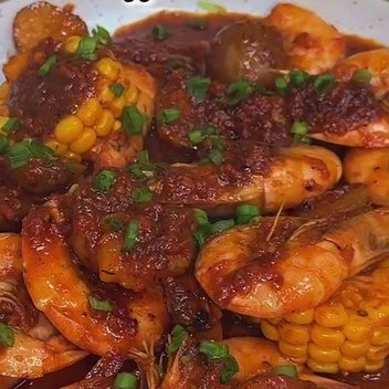Prawns and sweet corn in chilli garlic sauce