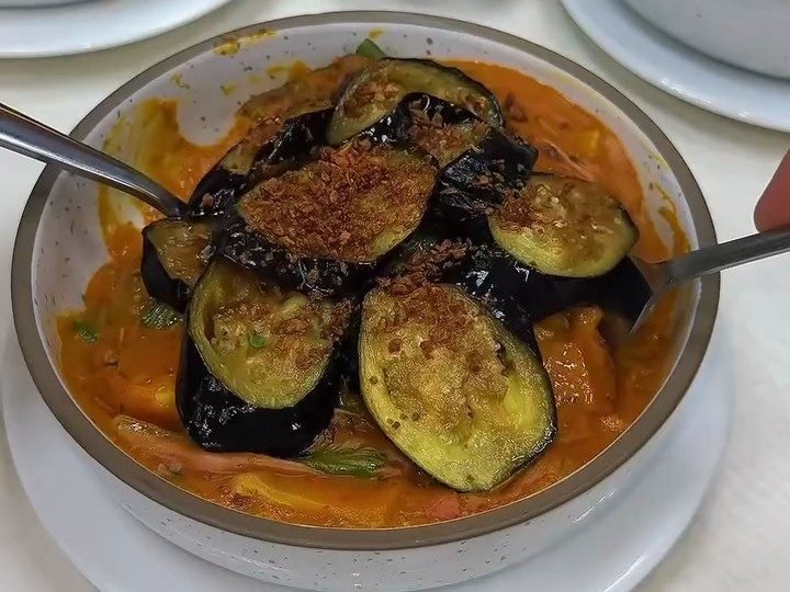 Kare kare, peanut stew topped with fried eggplant and toasted garlic