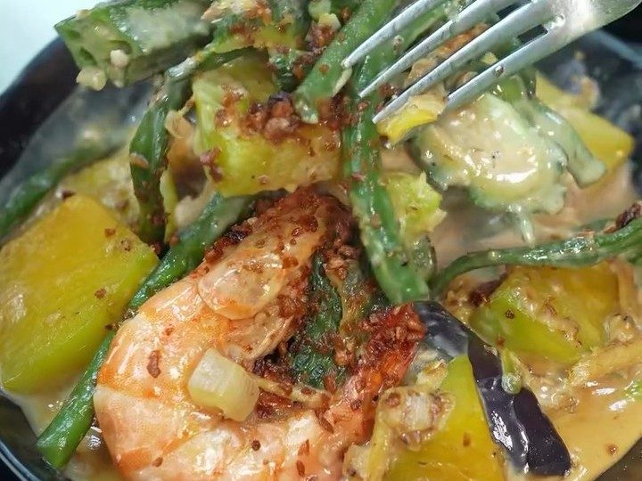 Squash, long beans and aubergine simmered in coconut milk, topped with a prawn